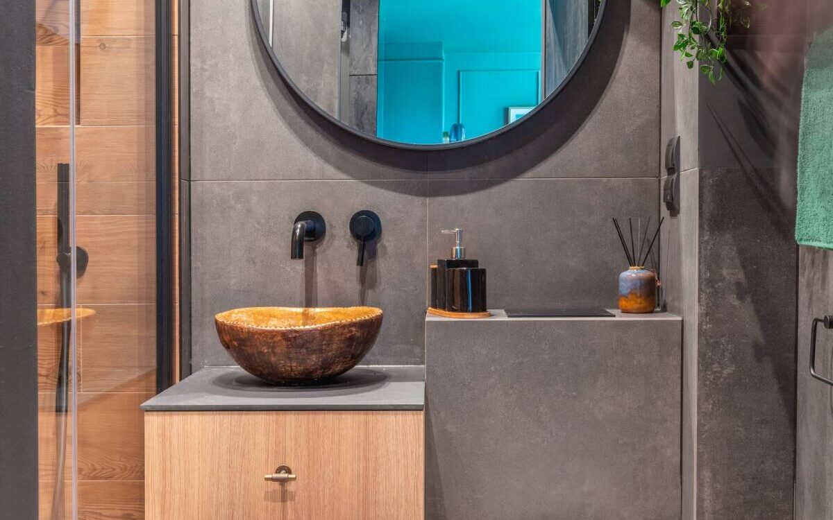 TINY BATHROOM 1200X750 | Vitrine Banyo Où ranger ses vêtements dans une salle de bain ? Belfort