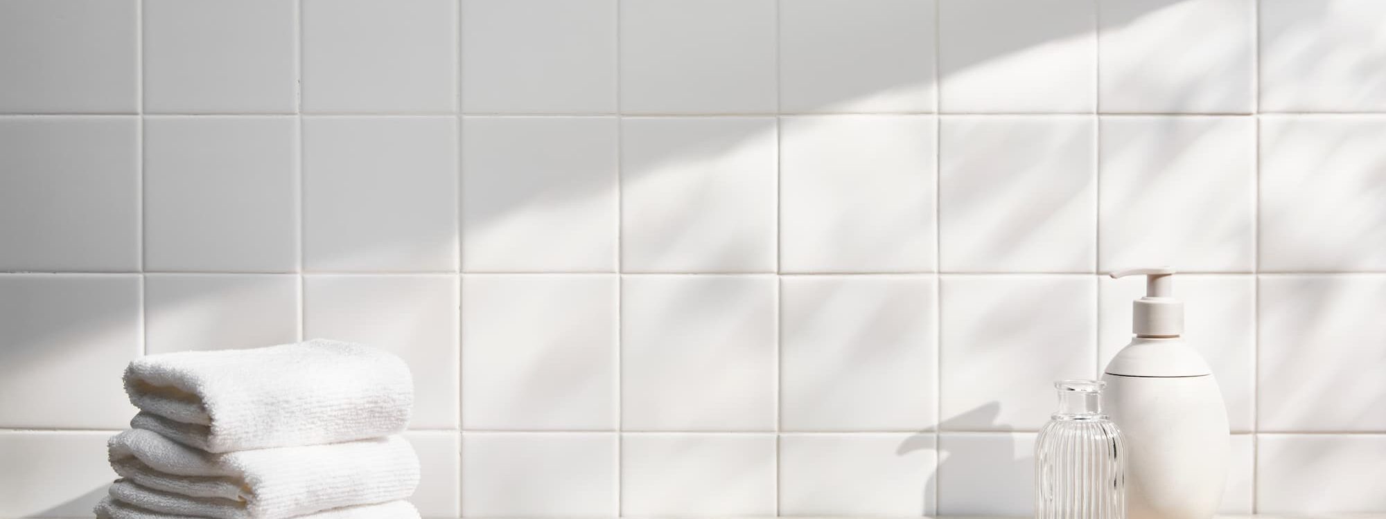 CARRELAGE_FACILE_ENTRETIEN 2000X750 | Vitrine Banyo Comment choisir un carrelage facile à entretenir pour une salle de bain familiale ? Wittenheim