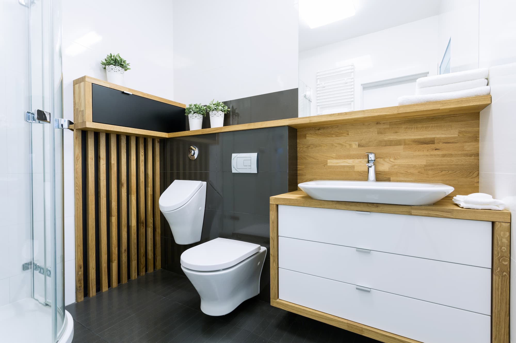 Comment int&eacute;grer un urinoir design dans une salle de bain familiale ? Kingersheim